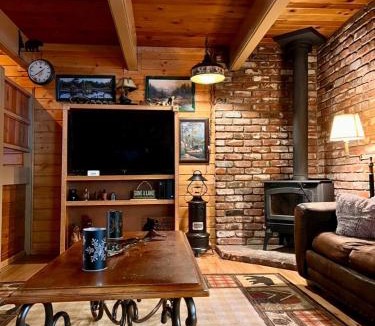 Sierra Tract House | The Bearadise - Fun Cozy Centrally Located Cabin