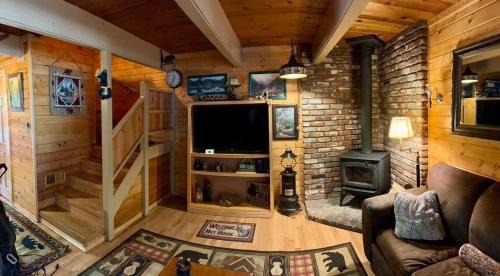 Sierra Tract House | The Bearadise - Fun Cozy Centrally Located Cabin
