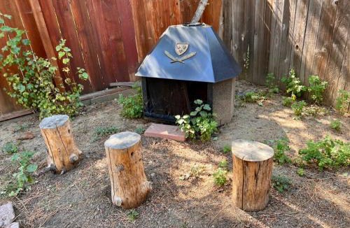 Sierra Tract House | The Bearadise - Fun Cozy Centrally Located Cabin