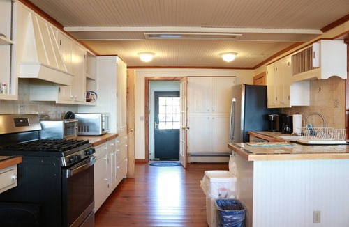 Inlet House | The Bears Cottages House on 4th Lake