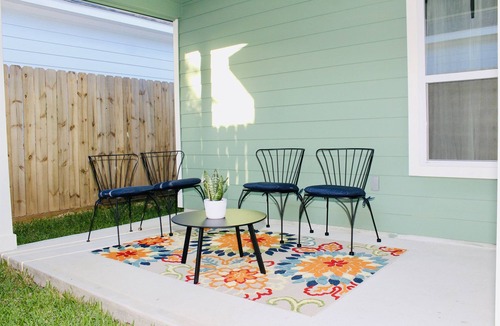Montgomery House | The Beaver Den welcomes 30 day stays remote workers King bed Lake Conroe
