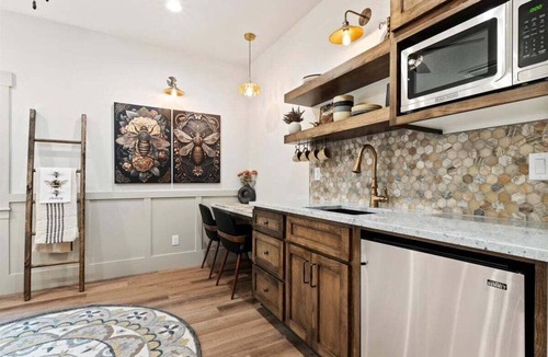 Midway Condo | The Bee Room | Walk Midway Shops | Near Park City