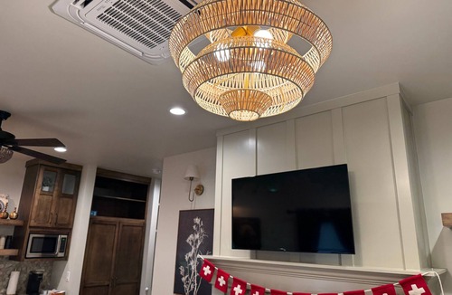 Midway Condo | The Bee Room | Walk Midway Shops | Near Park City