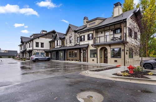 Midway Condo | The Bee Room | Walk Midway Shops | Near Park City