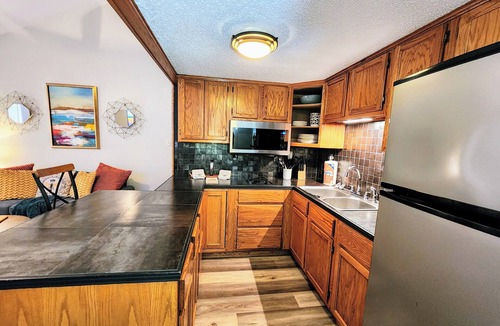 Mid America Condo | The Bee's Knees'