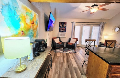 Mid America Condo | The Bee's Knees'