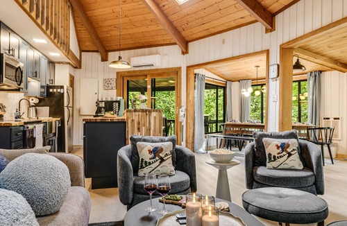 Charter Hills House | The Beech Loft - 5 Mins to Slopes - Hot Tub+Sauna
