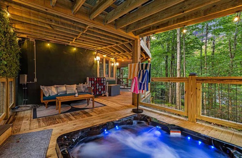Charter Hills House | The Beech Loft - 5 Mins to Slopes - Hot Tub+Sauna
