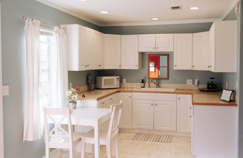 Honey Grove Apartment | The Beehive Room: Sweet Country Living with fast city WiFi, Beauty, and Peace.