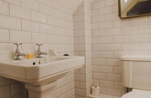 Horton Bed & Breakfast | The Bell Broadway