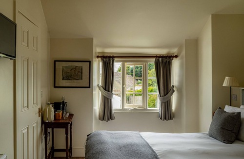 Lechlade Hotel | The Bell Inn