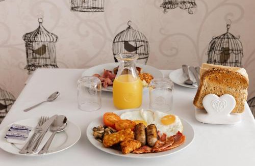 Sandown House | The Bell Lodge