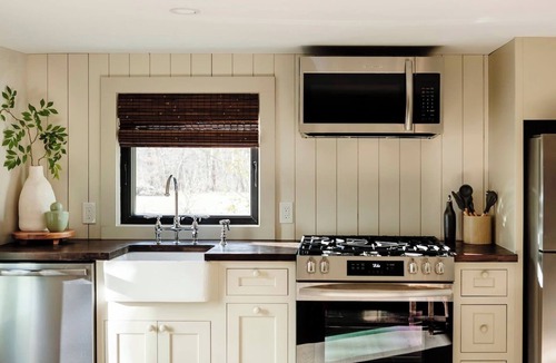 Phoenicia House | The Bend: Cottage Pool Sauna Fire Pits