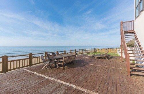 Benerville-sur-Mer Apartment | The Benervilloise villa with its feet in the water