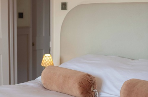 Midhurst House | The Bennu