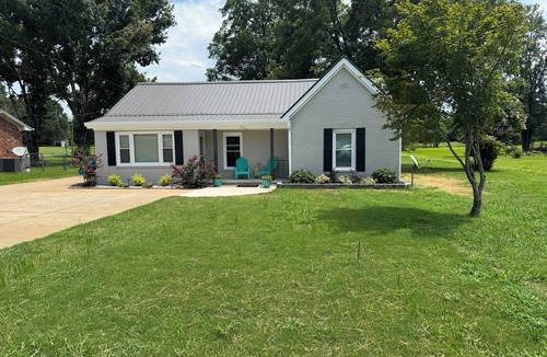 Rogersville House | The Bentley House of Rogersville- 3 Bed/2 Bath- 2025 Renovated/New Furnishings