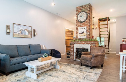 Benton Cabin | The Benton House sleeps 7