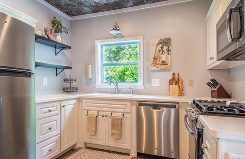 Benton Cabin | The Benton House sleeps 7