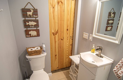 Benton Cabin | The Benton House sleeps 7