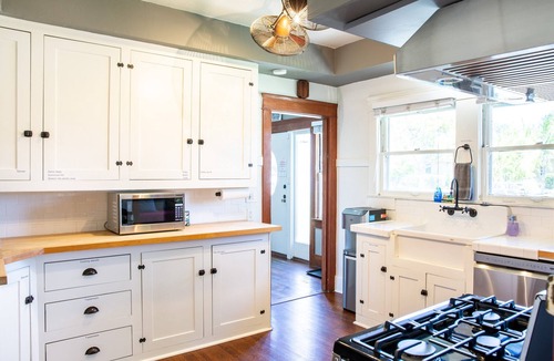Anaheim Colony Historic District House | The Best House. 1 mile to Disneyland with a pool, hot tub, and game room.