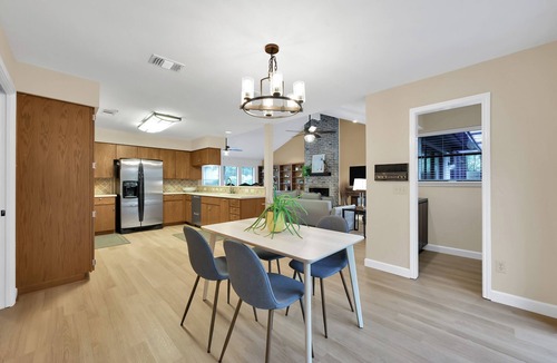 Grogan's Mill House | The best location near Woodlands Towncenter with Screened In Pool