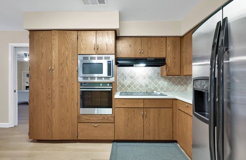 Grogan's Mill House | The best location near Woodlands Towncenter with Screened In Pool