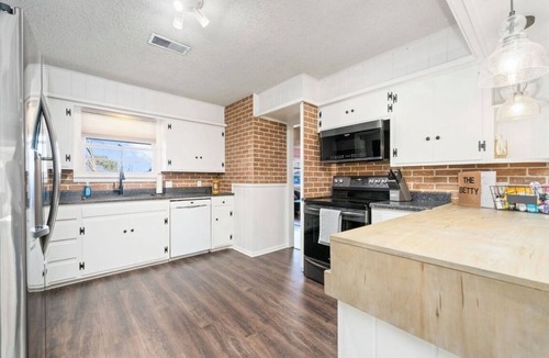 Lubbock House | The Betty is a SHOW STOPPER just minutes from campus. Sleeps 10 + Hot tub,