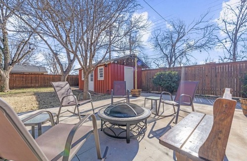 Lubbock House | The Betty is a SHOW STOPPER just minutes from campus. Sleeps 10 + Hot tub,