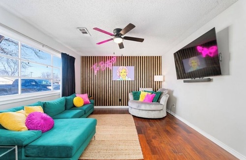 Lubbock House | The Betty is a SHOW STOPPER just minutes from campus. Sleeps 10 + Hot tub,