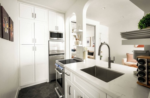 Miracle Mile Apartment | The Beverly Grove Hotel