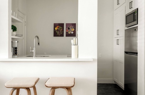 Miracle Mile Apartment | The Beverly Grove Hotel