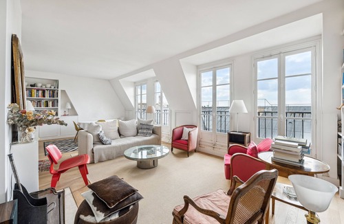 Quartier de Rochechouart Apartment | The Bibliophile’s Haven, by Veeve