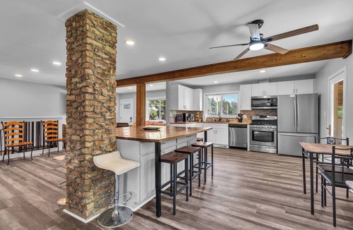 Zenda House | The Big Chill – Lake Geneva w/Grain Bin Gazebo, 5 Hole Mini Golf, Kayaks & More!