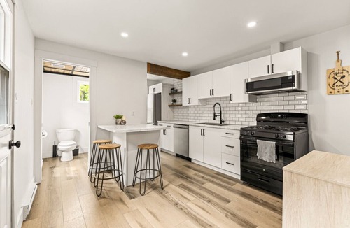 Moncton Apartment | The Big City Stay | Sleeps 10 | Walkable Location