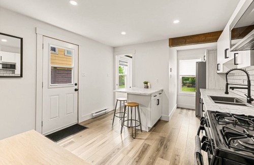Moncton Apartment | The Big City Stay | Sleeps 10 | Walkable Location