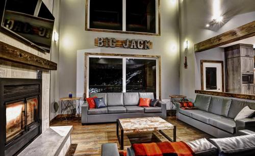 Stoneham Ski Chalet | The Big Jack Chalet 33 Chemin Blanc by Les Chalets Alpins