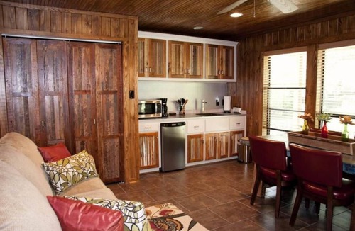 Uvalde Bed & Breakfast | The Big Lazy Room with balcony