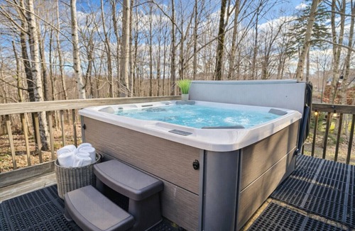 Killington House | The Big Lebearski- AC, Grill, Fire Pit, Hot tub!