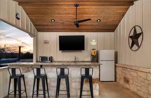 Sabinal House | The BIG Tex - Amenity Packed - 2 mi to Frio River!