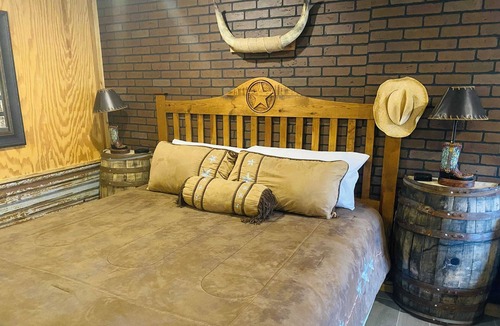 Amarillo Apartment | The Big Texan King! Free 72oz Steak*Airbnb