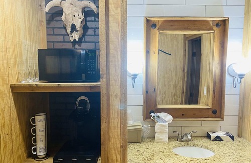 Amarillo Apartment | The Big Texan King! Free 72oz Steak*Airbnb