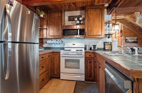 Rancho Bijou Cabin | The Bijou Retreat is a pet-friendly South Lake Tahoe cabin with 2 king ensuites, private hot tub, fenced yard, and easy access to Heavenly, beaches, and hiking.