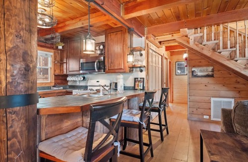 Rancho Bijou Cabin | The Bijou Retreat is a pet-friendly South Lake Tahoe cabin with 2 king ensuites, private hot tub, fenced yard, and easy access to Heavenly, beaches, and hiking.