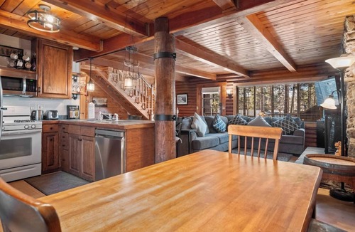 Rancho Bijou Cabin | The Bijou Retreat is a pet-friendly South Lake Tahoe cabin with 2 king ensuites, private hot tub, fenced yard, and easy access to Heavenly, beaches, and hiking.