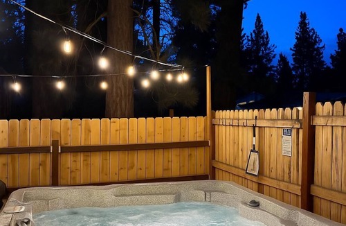 Rancho Bijou Cabin | The Bijou Retreat is a pet-friendly South Lake Tahoe cabin with 2 king ensuites, private hot tub, fenced yard, and easy access to Heavenly, beaches, and hiking.