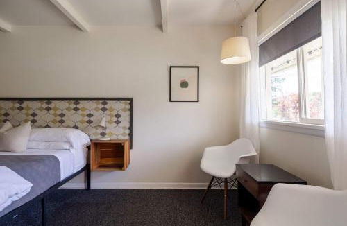 Canaan Valley Hotel | The Billy Motel King Room with Retro Charm