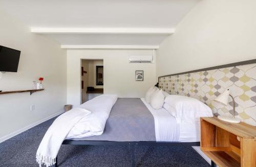 Canaan Valley Hotel | The Billy Motel King Room with Retro Charm