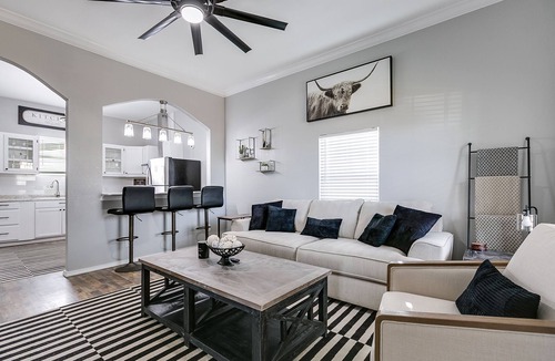 San Angelo House | The Bird House - 3 Bedroom Downtown Nest