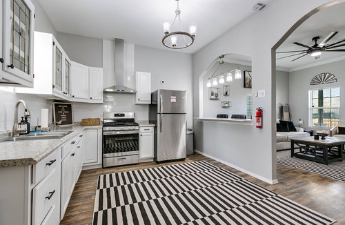 San Angelo House | The Bird House - 3 Bedroom Downtown Nest