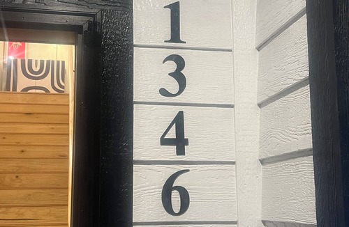 Oread Apartment | The Birdcage at The Hawk sleeps 10 - 2 bedrooms & 2 1/2 bathrooms.